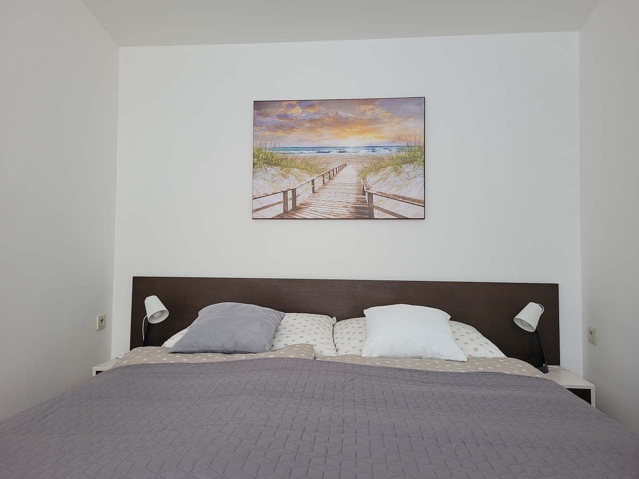 apartman-obyvaci-pokoj-manzelska-postel-detail