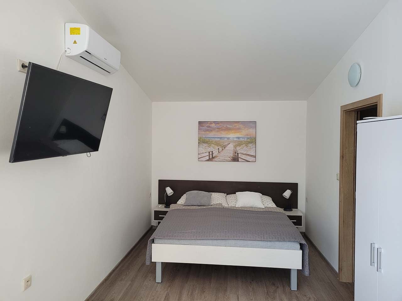 apartman-obyvaci-pokoj-manzelska-postel