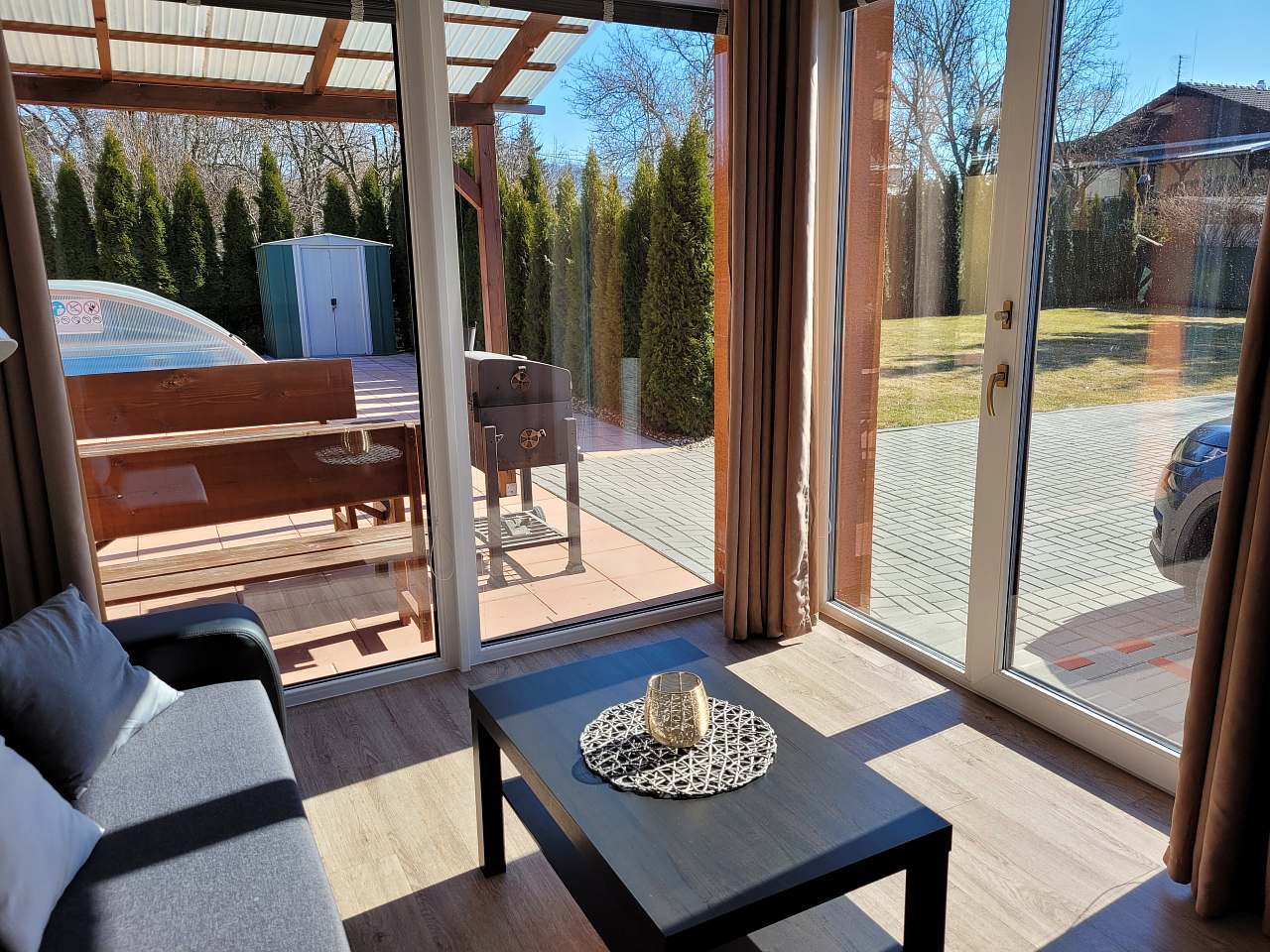 apartman-obyvaci-pokoj-rozkladaci-gauc-vyhled-na-bazen